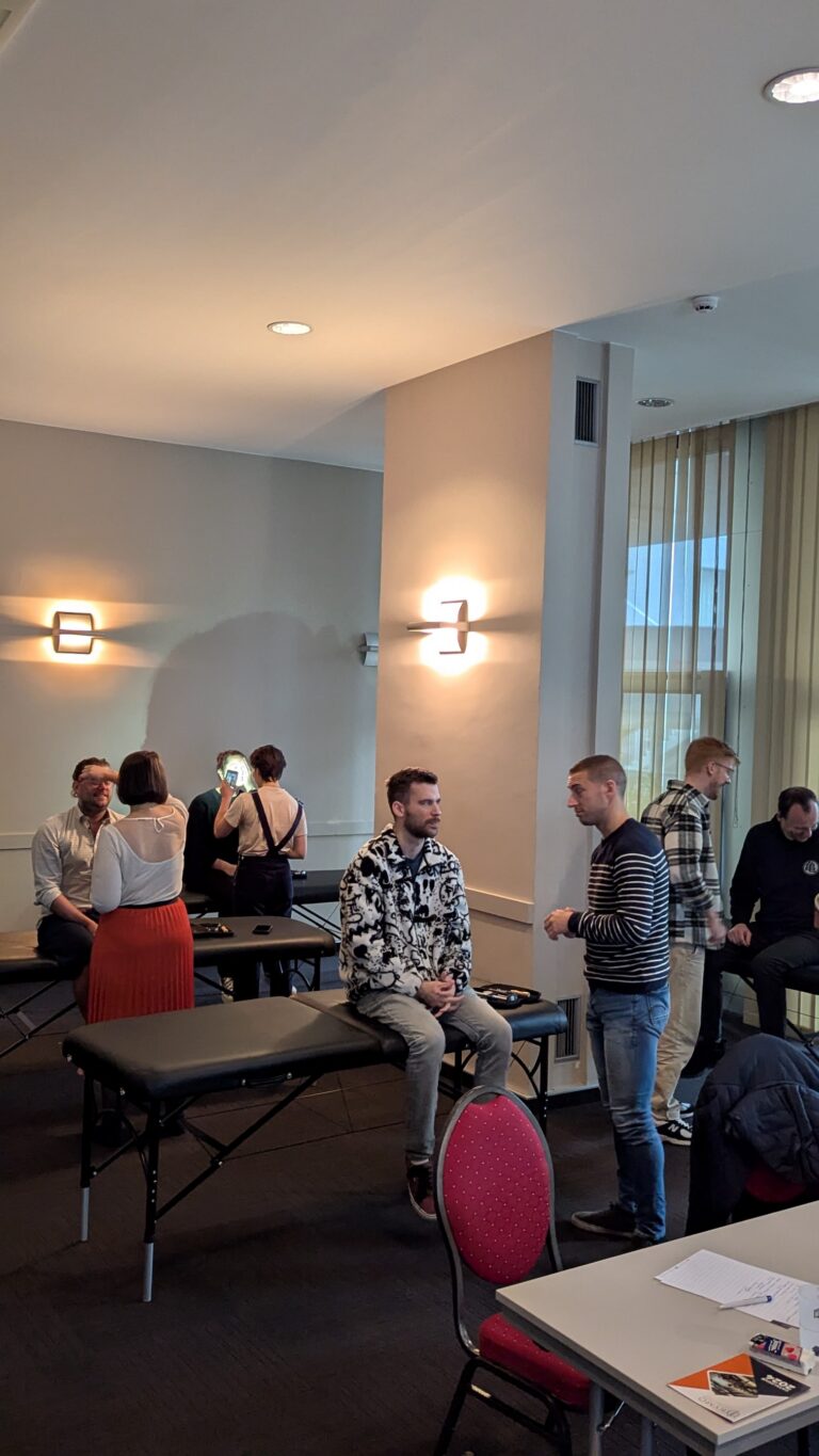 Atelier pratique lors d'une formation KYMO : participants en petit groupe autour des tables de pratique